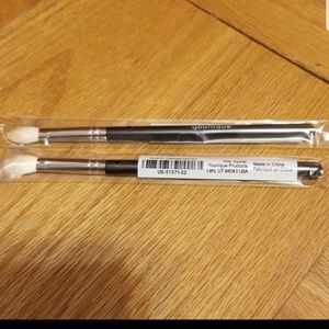 Younique fluffy crease brush